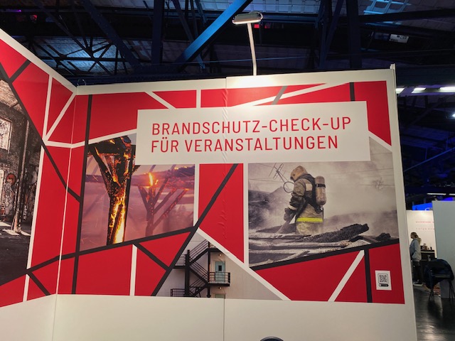 Messewand mit dem Motto Brandschutz-Check-up für Veranstaltungen